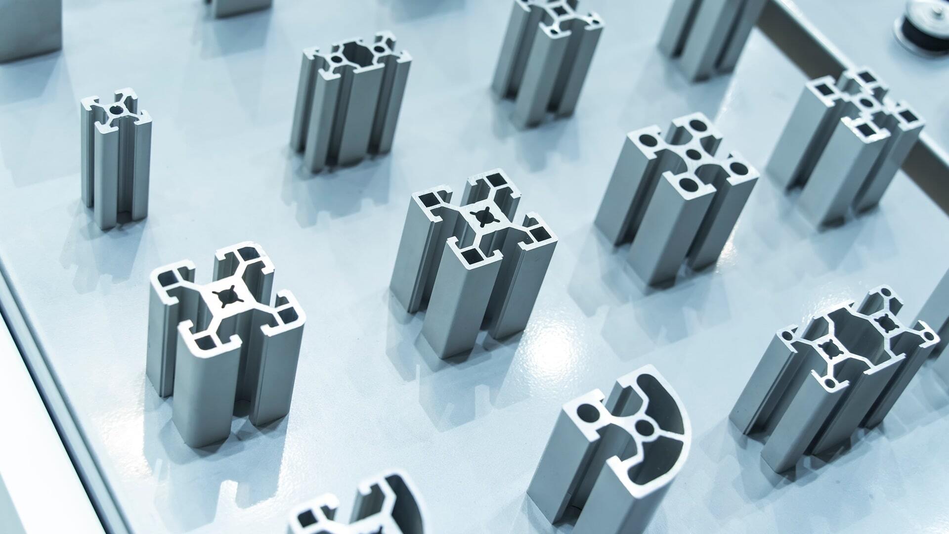 Piaskowanie a szkiełkowanie aluminium